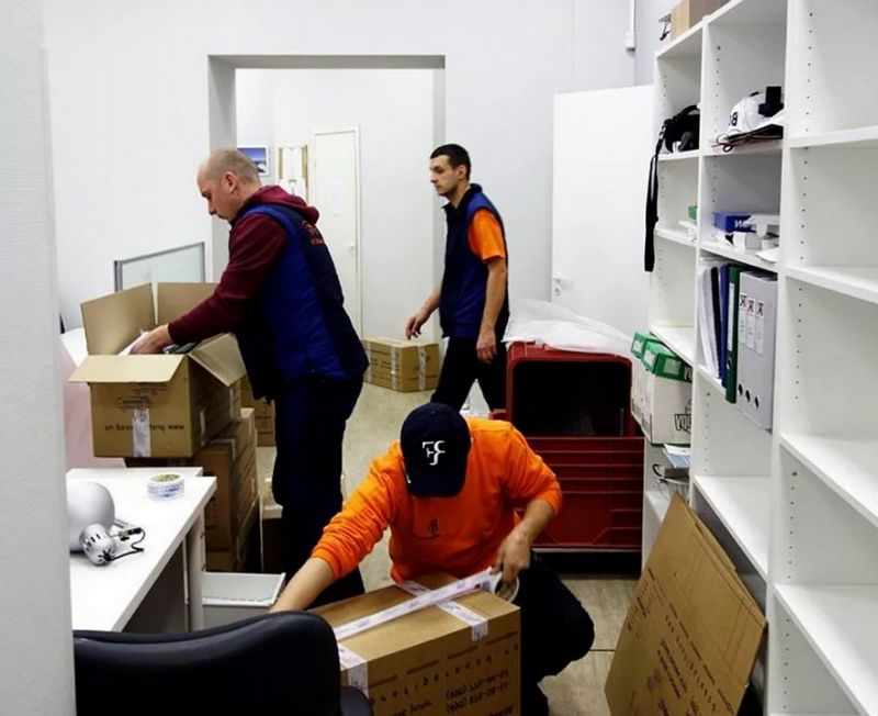 Работники собирают офис для переезда